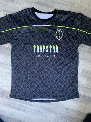 Trapstar London t-shirt  - Trapstar tröja till försäljning strl s men passar som M