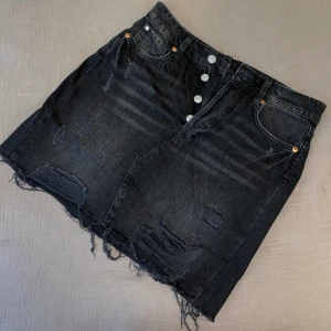 H&M mini skirt - ***price negotiable*** Size: EUR 36 / USA 4 / MEX 4 Colour: Black