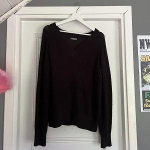 Stickad tröja  - Säljer denna svarta stickade tröja då den inte kommer till användning😍