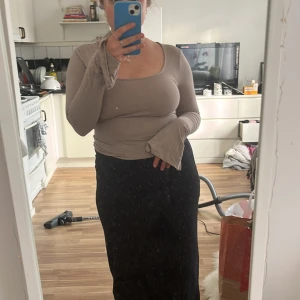 Tröja  - Gina tricot tröjan med slits i armarna,  näst intill oanvänd