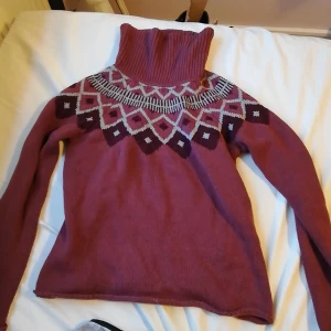 Varm tröja med mönster  - Rabalder stickad tröja i storlek 150