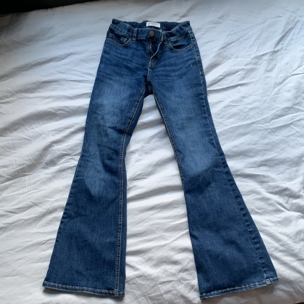 Jätte fina mörkblåa jeans från Lindex. De är ett par bootcat jeans som är ungefär 1 år gammla❤️ . Jeans & Byxor.