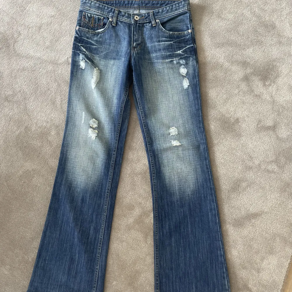 Super fina Bootcut jeans som jag köpte på Plick men som tyvärr var för små på mig. Midjemått rakt över: 40 cm. Innebendlängd: 79 cm Första och andra bilden lånad från tjejen jag köpte av! . Jeans & Byxor.
