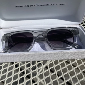 Chimi 04or grå - Gråa Chimis i modellen 04. Köpta förra sommaren men oanvända. Kommer med fodralet, dustbag och torkduk. Då de är oanvända har de inga defekter alls!!❤️orginalpris 1250❤️