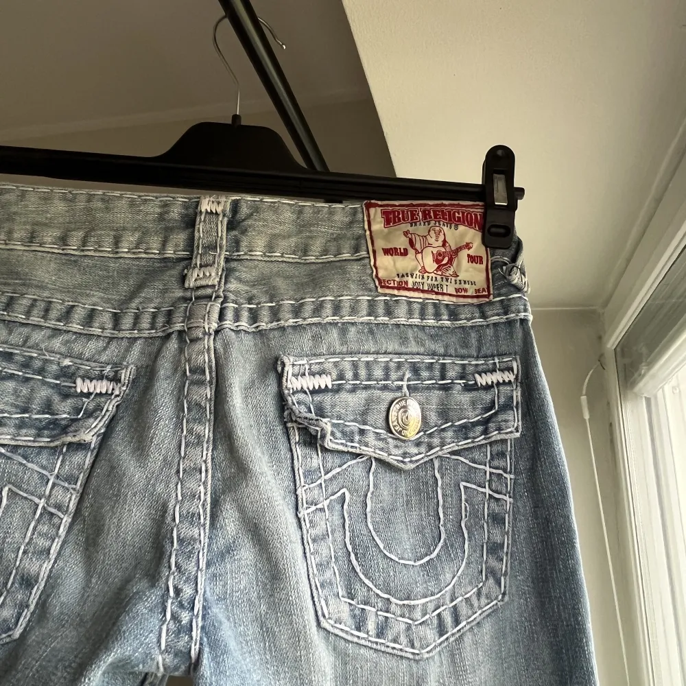 Världens finaste True Religion Jeans som tyvärr blivit för små för mig💙W27 och är lite långa på mig som är 165. Dragkedjan på dom är sönder men jag har haft dom ändå med en säkerhetsnål❤️❤️Modellen heter Joey super T❤️. Jeans & Byxor.