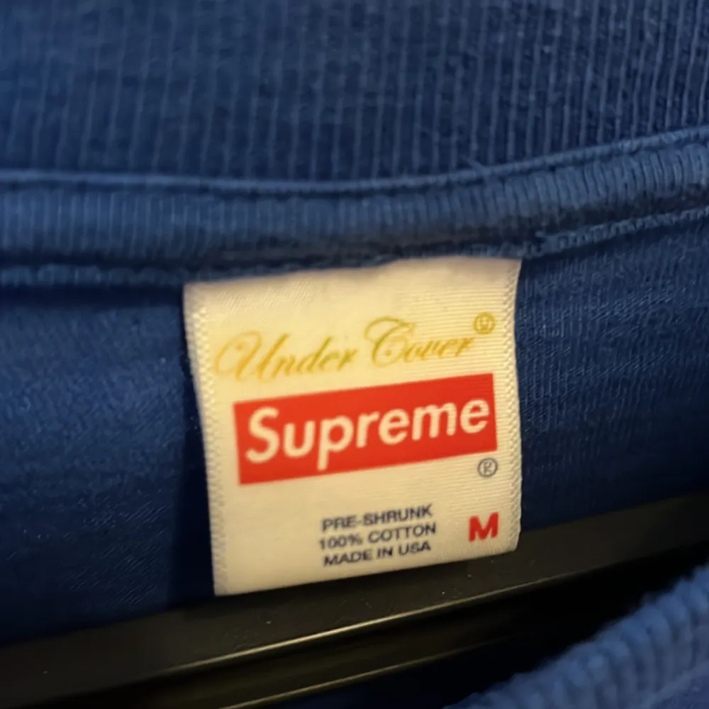 Säljer nu denna tröja från supremes collab med undercover och public enemy, droppet var för ett antal år sedan. Tröjan är köpt i supremes butik i London och är i princip aldrig använd. Endast en gång, därför finns inga defekter på trycket eller tröjan.. Tröjor & Koftor.