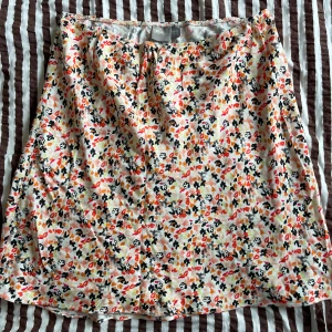 Blommig kjol - Sommarkjol från ASOS.  Sparsamt använd. Bra skick.