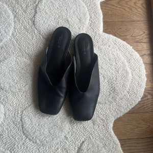 Svarta slipins från vagabond - Såå fina slipons från vagabond. Sparsamt anspända 