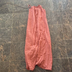 Lång rosa sommarklänning  - Säljer denna jättefina somriga klänningen från ONLY som är perfekt till sommaren och det är även jättefint som en kjol om man väljer att ha en tröja över. Klänningen har resår längst upp och banden är justerbara. Den är oanvänd 🪸🍊✨❤️🍋💯💄
