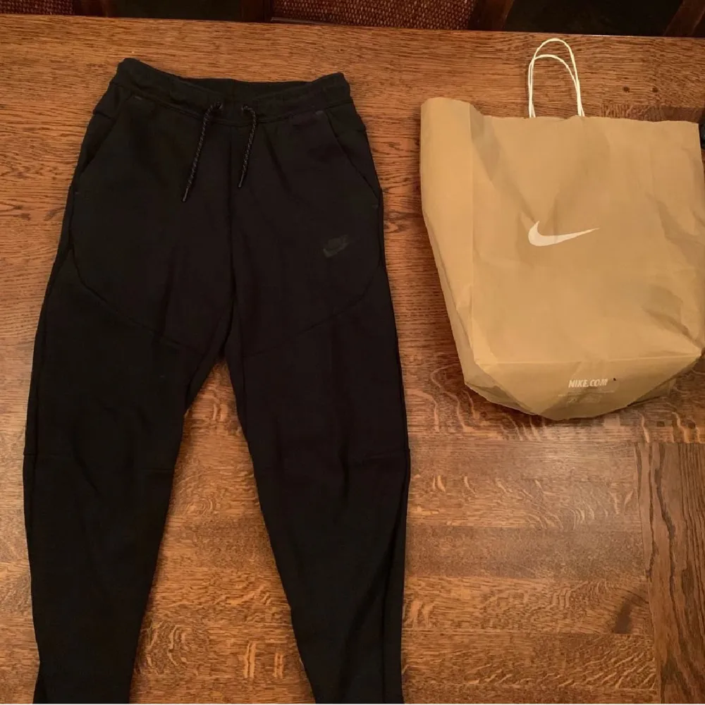 svart Nike Tech Fleece i storlek XS köpt på mall of scandinavia. Aldrig använd pga fel storlek.. Hoodies.