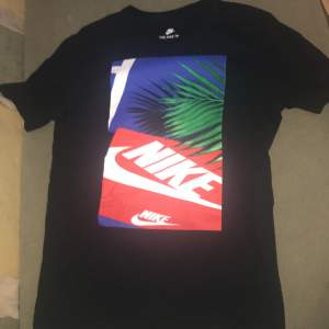 En helt ny oanvänd Nike t-shirt som är väldigt skön och perfekt till sommaren. Den är snygg och har kobinationer av färger.
