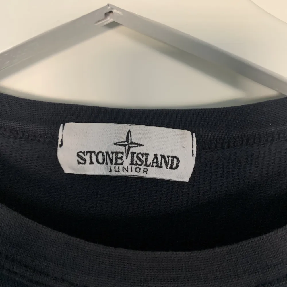 Säljer en stone island tröja i storleken 176 men passar även xs. Självklart är tröjan äkta och det är bara att skriva vid fler funderingar . Tröjor & Koftor.