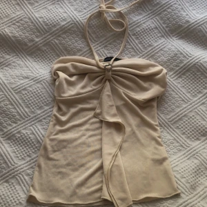 beige linne - fint beige sommarlinne med snören som går runt nacken. Stretchigt material 