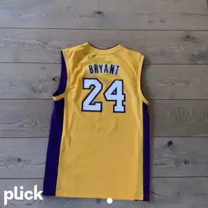 Lakers tröja aldrig andvänd. Kobe Bryant Nr 24 på ryggen. Frakt eller mötas upp.