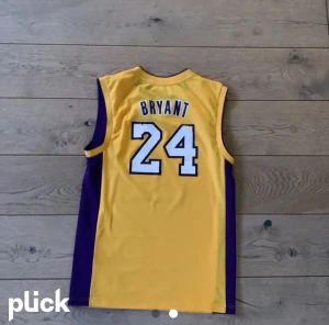 Lakers Tröja - Lakers tröja aldrig andvänd. Kobe Bryant Nr 24 på ryggen. Frakt eller mötas upp.