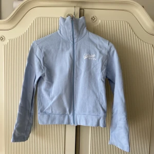 Blå tröja  - Snygg tröja från Drop. Strl 146/152 och passar någon som har strl XS. Perfekt skick förutom en minifläck som går att se på bild 3