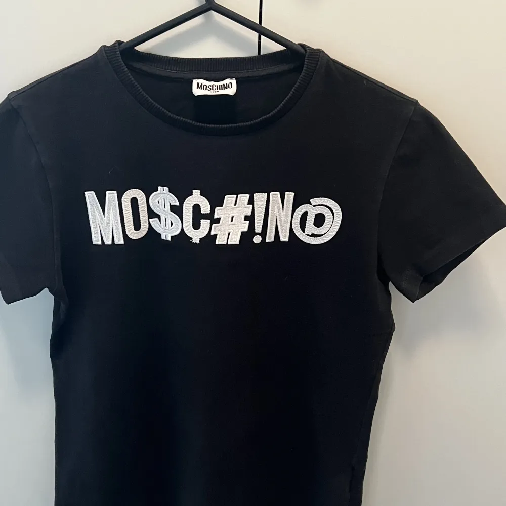 Svart Moschino t-shirt. Storlek 14/164. I gott skick! Inga skador. *Limited edition* . T-shirts.