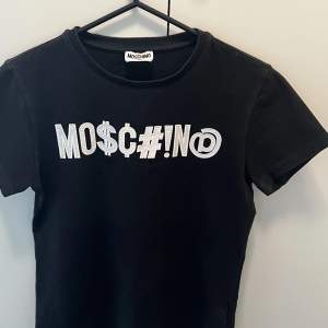 Svart Moschino t-shirt. Storlek 14/164. I gott skick! Inga skador. *Limited edition* 