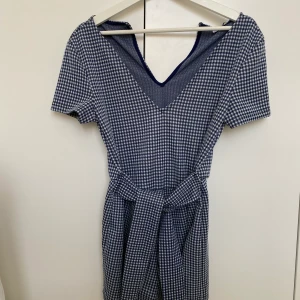 Jumpsuit zara - Superfin jumpsuit från Zara. Passar en något kortare person då den inte är jättelång. Passar S och M