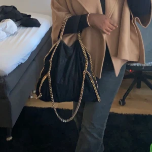 Stella McCartney falabella Tote bag - Kollar intresse på min äkta Stella McCartney väska eftersom den tyvärr inte kommer till någon användning🌸 vill helst byta (mot något i ungefär samma prisklass, eller stella i annan färg)  men kan tänka mig sälja🌸