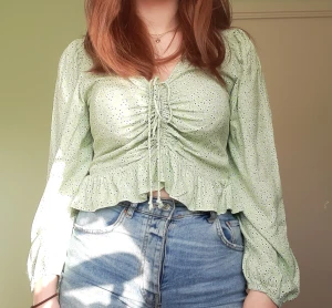 Vero Moda Grön Tröja - Pastell/ljus grön blus från Vero moda. Endast använd två gånger♡ Köparen står för frakt