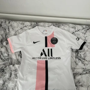Paris Saint Germain bortatröja 21/22 - Paris Saint Germain bortatröja. Texten på framsidan är lite sliten annars bra skick. Väldigt skön, väldigt snygg. Storlek M. 