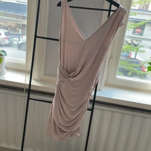Klänning  - Smutsrosa klänning från Tiger of Sweden. Stretchig, draperad. 