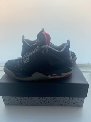 Jordan 4 Bred - Säljer mina Bred 4or som jag inte använder längre! Rätt flitigt använda men har inga märkvärdiga skador på utsidan men lite slitage på insidan men det känner man inte när man har de på.