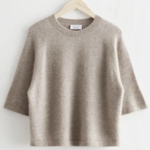 Other stories  - så sjukt fin tre kvart stickad tröja från other stories !! Orginal pris 590! Inte bestämt pris men kontakta för intresse och hur mycket du hade kunnat betala för den. Använt några gånger men inget fel på den! ❤️❤️ kontaktas för intresse! Inga frågor e fel 💚