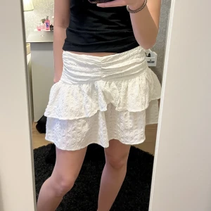 Volangkjol  - En vit volangkjol från gina tricot. En väldigt söt sommarkjol💞 I bra skick