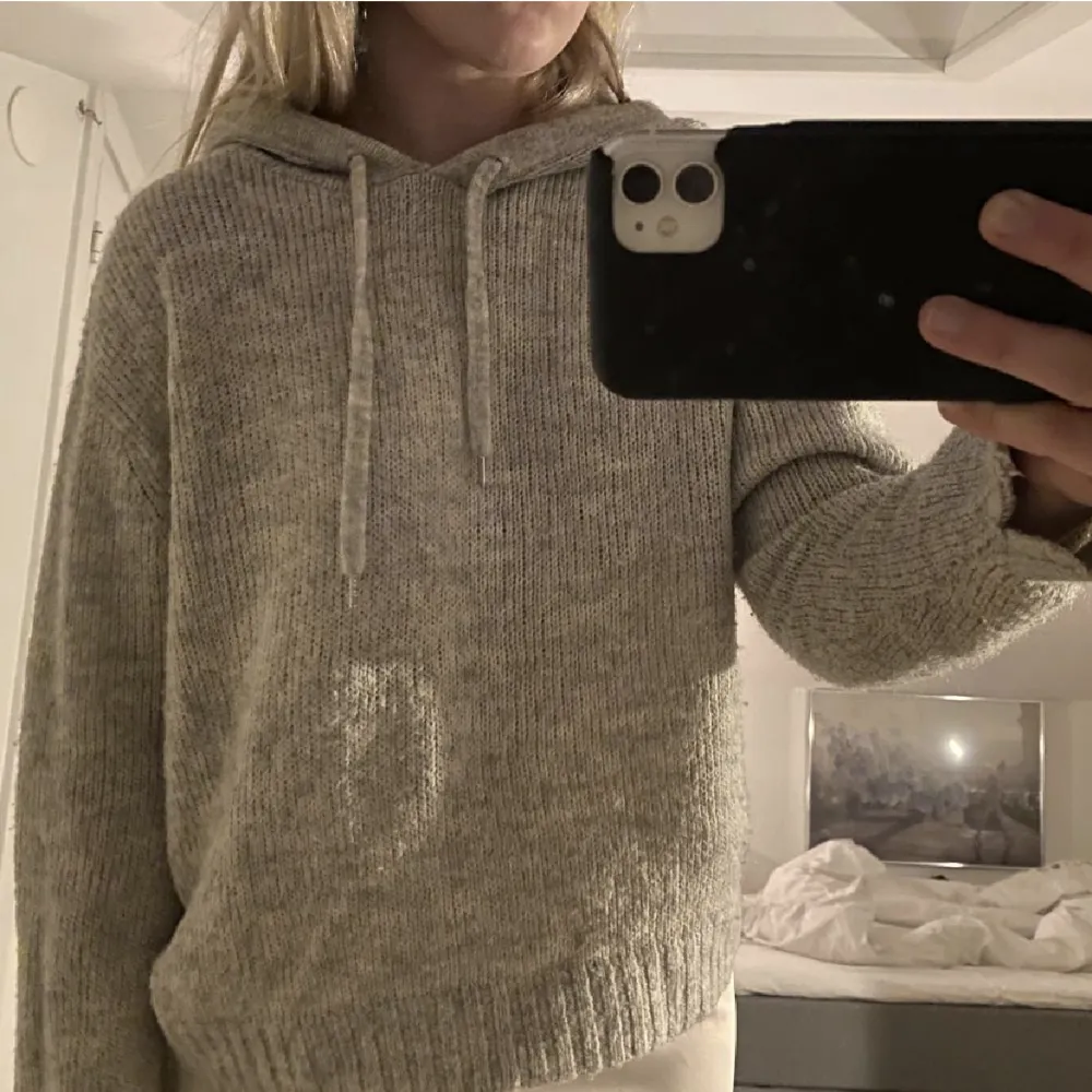 Säljer denna super snygga stickade hoodien från H&M! Använd en gång, lite oversized i storleken! Kom privat för fler bilder (lånad bild)😍 möts upp i Stockholm, annars post!. Hoodies.
