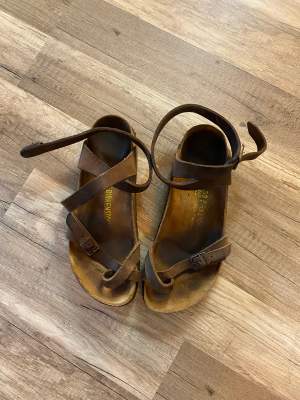 Ett par Birkenstock sandaler med remmar.  Storlek 39.  Endast använda i ett par månader.  