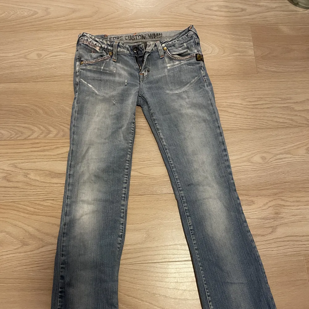 Low waist och bootcut jeans 💓  Använda men i gott skick, är inte för korta på mig som är 1,70. Budning börjar på 200kr! Frakt betalas av köparen.. Jeans & Byxor.