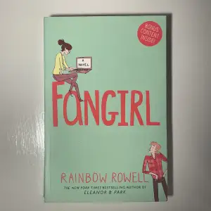 Boken fangirl skriven av Rainbow Rowell på engelska. Fint skick, men knäckt bokrygg. Hör av er om ni har några frågor!