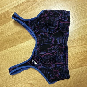 Sport top/bh - Shock absorber sport BH. Jättebra kvalite, knappt använd. Den är en 75C. 