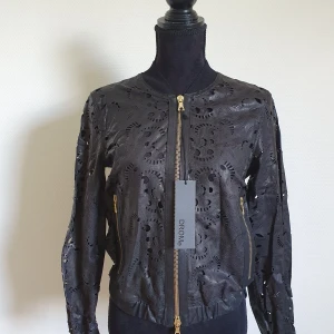 Skinnjacka Drome XS ny! - Snygg lyxig skinnjacka från märket Drome i storlek XS. Stängs med dragkedja. Har 2 fickor fram och 2 innefickor. Kostade ca. 10 000:- kr.  ny med tags! 