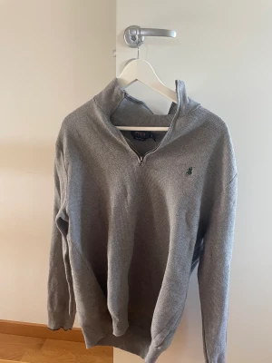 Ralph lauren halfzip - Hej, säljer min Ralph lauren tröja då den inte passar mig, den är i strolek xl men sitter mer som en L. Skick 9/10, nypris 1600, hör av er vid funderingar
