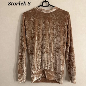 Mjuk tröja - Mjuk långärmad tröja i sammetsliknande material. 