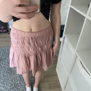 Kjol från NA-KD - Skitsnygg puderrosa kjol från NA-KD. Säljer då den aldrig kommer till snvändning. Har bara använt ett fåtal gånger och är som ny!💘