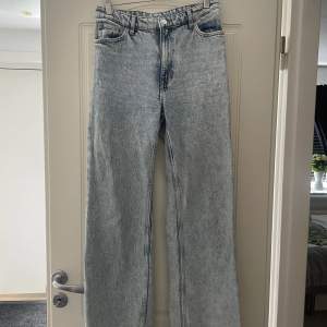 Blå jeans i modellen Yoko. Köpta på monki för 400kr, säljes för 100kr. Endast använda ett fåtal gånger, så de är i väldigt bra skick.  Köp helst via köp direkt💗