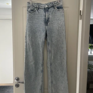 Blå jeans - Blå jeans i modellen Yoko. Köpta på monki för 400kr, säljes för 100kr. Endast använda ett fåtal gånger, så de är i väldigt bra skick.  Köp helst via köp direkt💗