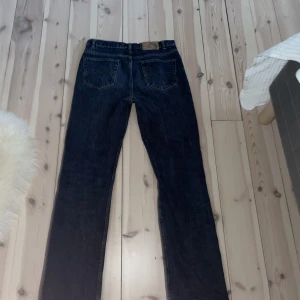 Jeans - Ett par mörka jeans. Sitter riktigt bra. Säljer på grund av att jag inte använder dem.