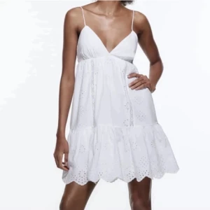 Zara klänning  - Säljer denna fina klänning som jag inte tyckte att jag passade i. Lappen är kvar så den är i mycket gott skick. Vill rensa garderoben så priset kan diskuteras. Skriv privat om du har frågor🩷🩷🩷