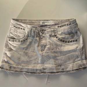 As cool lågmidjad jeans kjol från MADONNAS egna märke från 2000-talet!! Köpt här på plick men är tyvärr lite för liten på mig. Midjemåttet är 76cm. Hör av er vid frågor! (Lånade bilder) 