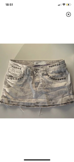 Jeans kjol  - As cool lågmidjad jeans kjol från MADONNAS egna märke från 2000-talet!! Köpt här på plick men är tyvärr lite för liten på mig. Midjemåttet är 76cm. Hör av er vid frågor! (Lånade bilder) 