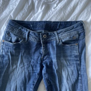 Lågmidjad G-star jeans  - Väldigt lågmidjade G-Star jeans som tyvärr är försmå för mig. Bra skick förutom ett litet hål på insidan av ankeln. Även egengjorda hål på insidan av midjan så att man kan stoppa in ett snöre för att justera! Passar xs-s