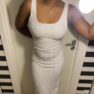 Paljett klänning från NA-KD  - Storlek XL, men passar som m-l. Har slits och är väldigt lyxig. Aldrig haft på på grund av att det passar ej. Den är ofta slutsåld på NA-KD så det är svårt att hitta. 