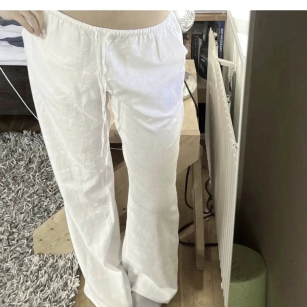 Hej! Jag säljer ett par vita icke genomskinliga linnebyxor i stl S 🥰   Jag har aldrig använt dem, endast testad. Säljer då jag redan har ett annat par 🥰   Jag är ca 160cm lång och byxorna sitter bra i längden på mig, inte för korta eller långa! ❤️. Jeans & Byxor.