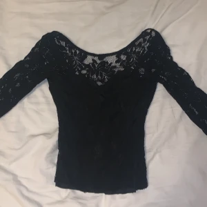 Svart spets tröja - Urringad i bak på ryggen! Använd endast två gånger