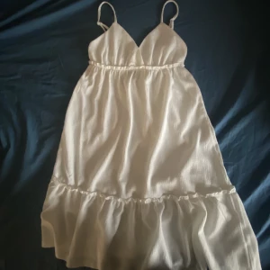 Super söt sommar klänning! - Här är en vit sommarklänning som tyvärr inte har något för mig💓 den är god som ny! Bara att köra på